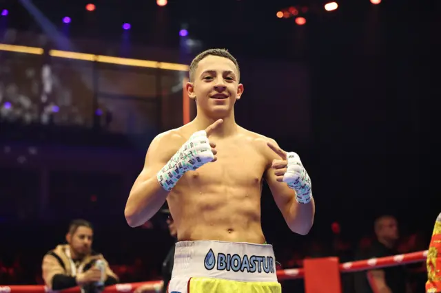 Juan El Guerito de Tepito holds up his hands