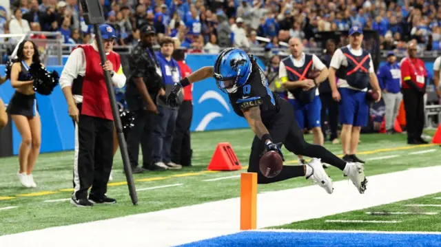 Detroit Lions running back Jahmyr Gibbs reaches for a touchdown against the New York Giants