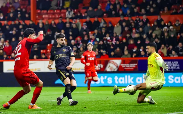 Dimitar Mitov saves from Claudio Braga