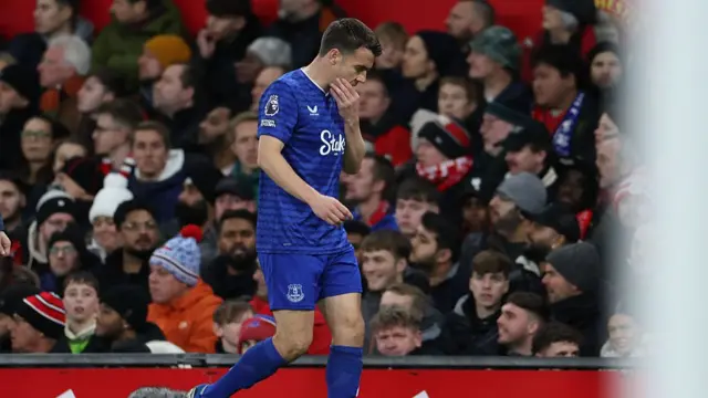 Seamus Coleman leaves the pitch after picking up an injury
