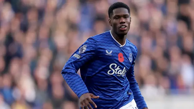 Thierno Barry of Everton passes the ball
