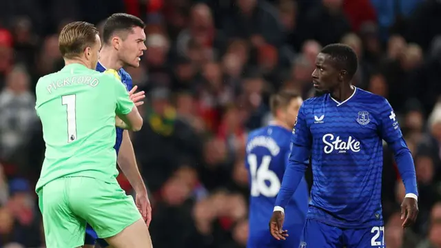 Michael Keane of Everton is restrained by team mate Jordan Pickford as he clashes with Idrissa Gana Gueye