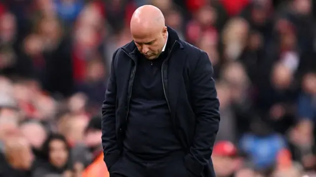 Le manager de Liverpool, Arne Slott, semble déçu