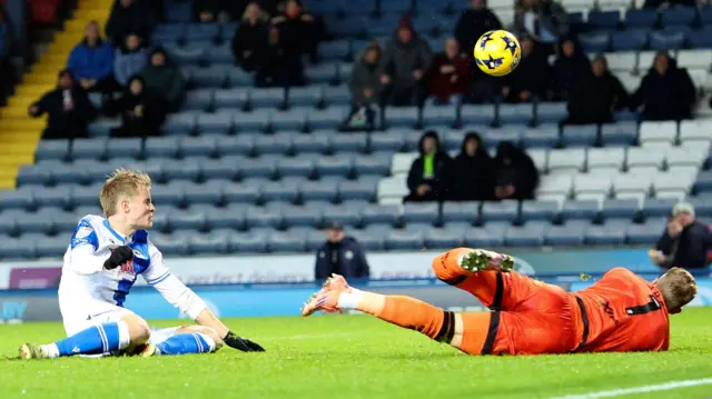 Andri Gudjohnsen spurns a good chance for Blackburn