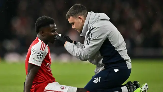 Bukayo Saka receives medical treatment