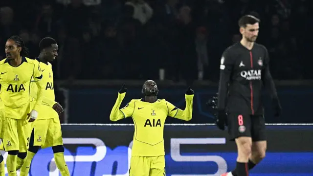 Randal Kolo Muani (C) celebrates with his teammates