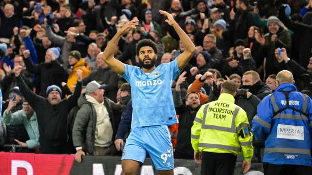 Coventry City's Ellis Simms celebrating in front of fans after scoring against Middlesbrough