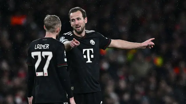 Konrad Laimer speaks to Harry Kane