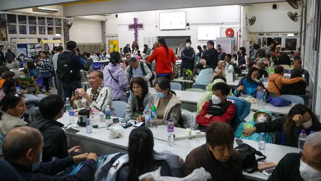 Hong Kong'un Tai Po bölgesindeki Wang Fuk Court konut sitesinde çıkan yangının ardından bölge sakinleri geçici bir barınağa sığındı.