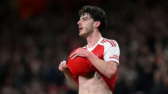 Declan Rice of Arsenal dries the ball under his shirt