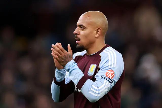 Donyell Malen.claps the fans