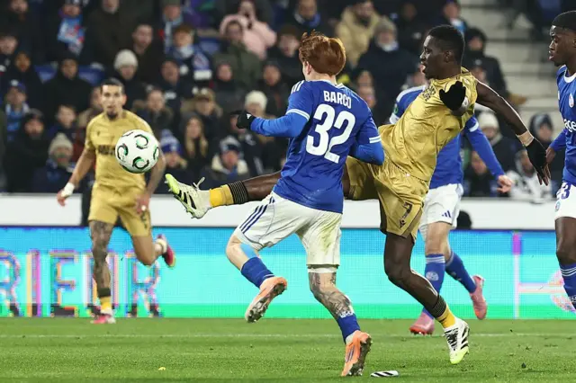 Ismaila Sarr (R) fights for the ball