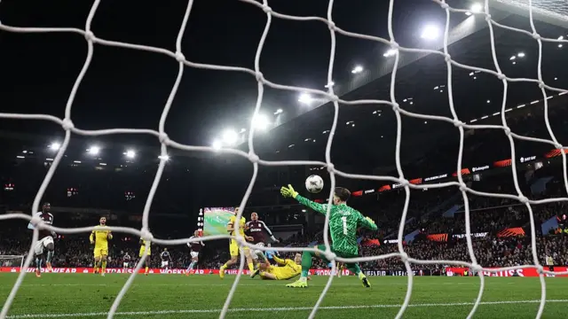 Donyell Malen (C) scores his team's second goal