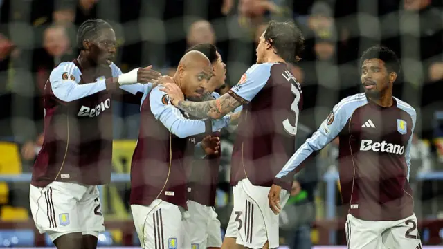 Donyell Malen (2L) celebrates scoring