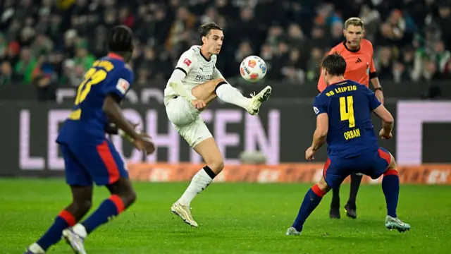 Florian Neuhaus controls the ball