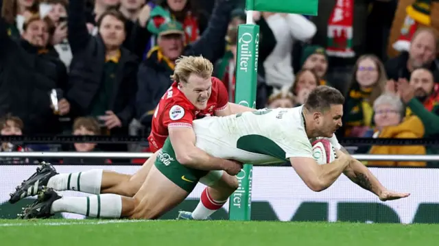 Andre Esterhuizen scores for Springboks