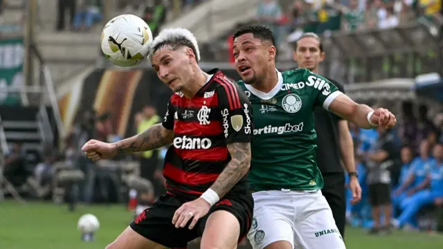 Flamengo's Uruguayan defender #02 Guillermo Varela (L) and Palmeiras' forward #09 Vitor Roque (R) fight for the ball during the all Brazilian Copa Libertadores final football match between Palmeiras and Flamengo at Monumental 'U' Marathon stadium
