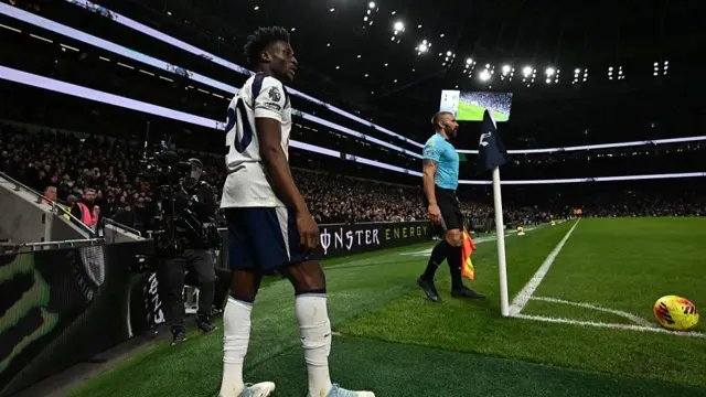 Mohammed Kudus prepares to take a corner