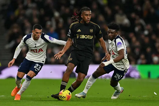 Pedro Porro (L) and Mohammed Kudus (R) pressure Alex Iwobi (C)