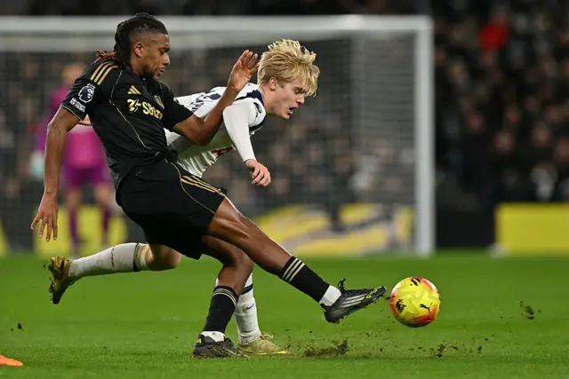 Lucas Bergvall (R) vies with Alex Iwobi