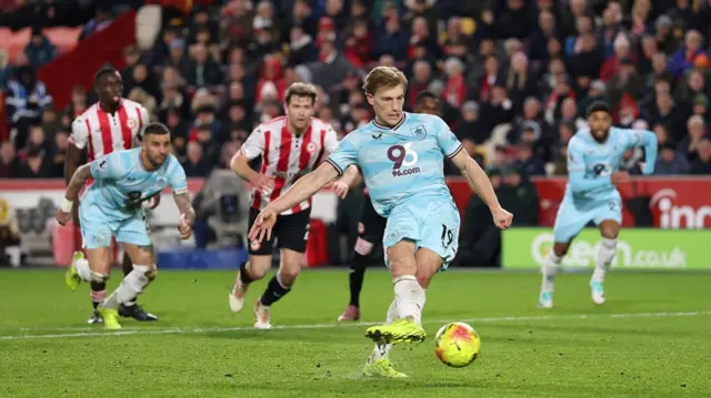 Zian Flemming of Burnley scores