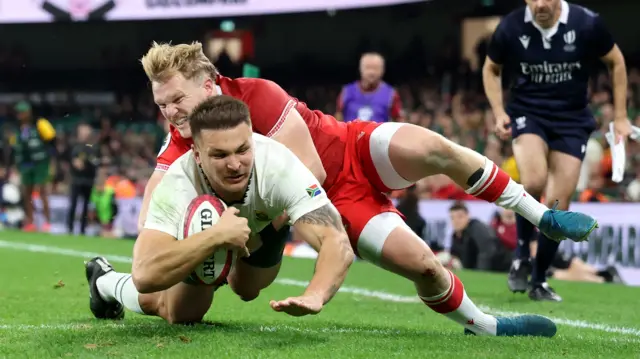 Andre Esterhuizen scores try for South Africa