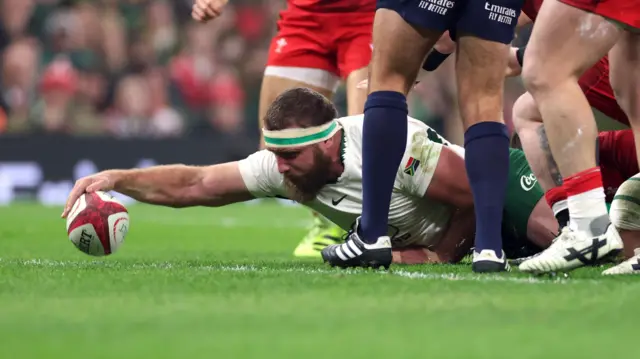 Gerhard Steenekamp touches down for a try