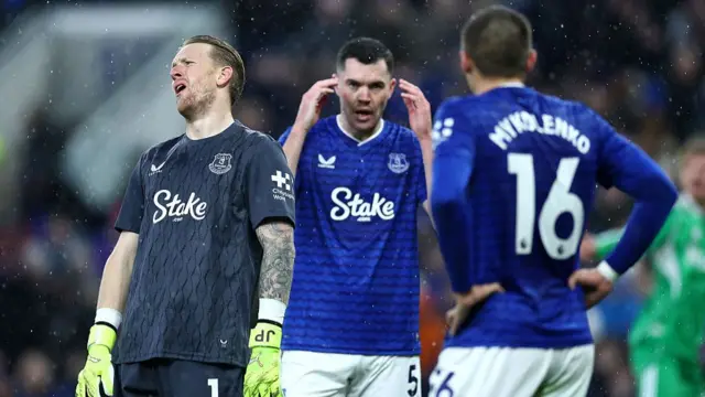 Everton deject