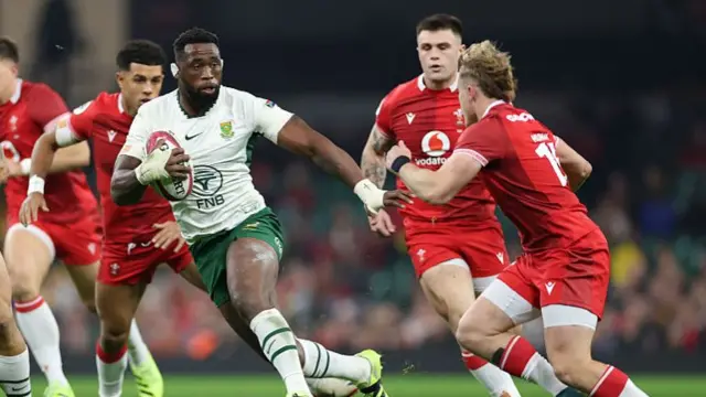 Siya Kolisi carries the ball