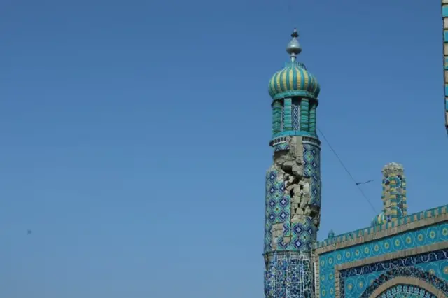 An image showing cracks in one of the minarets in the Blue Mosque