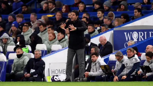 Mikel Arteta talks to his players