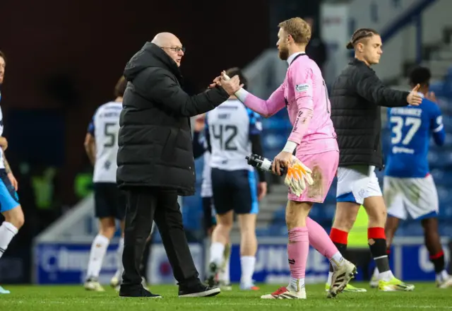 John McGlynn with goalkeeper Scott Bain