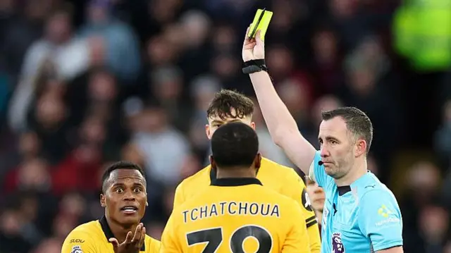 Jhon Arias gets a yellow card
