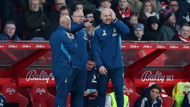 Sean Dyche speaks to his staff