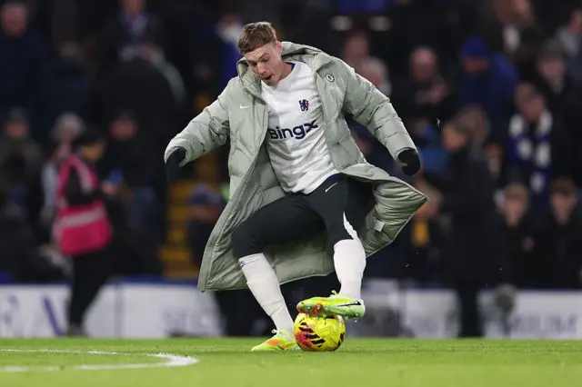 Cole Palmer of Chelsea warms up