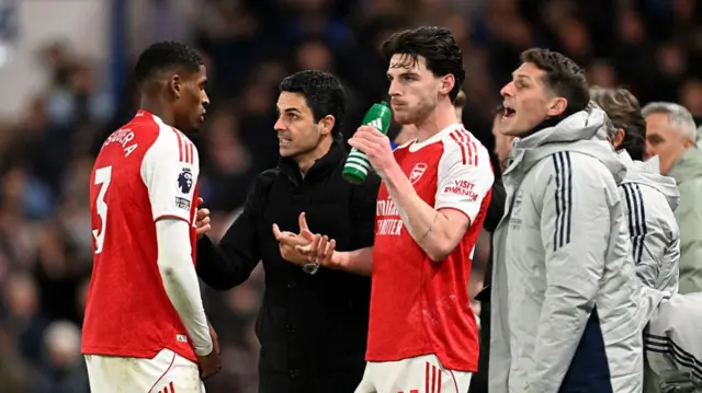 Mikel Arteta speaks to Cristhian Mosquera and Declan Rice