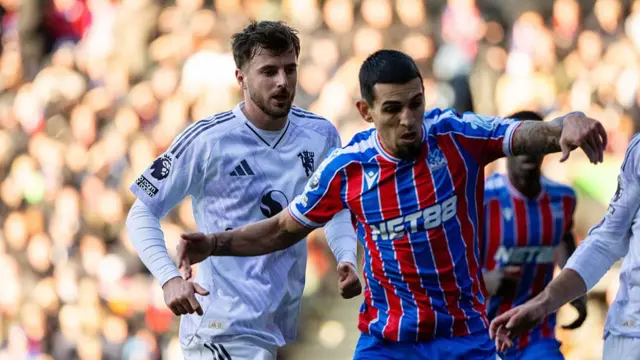 Mason Mount of Manchester United in action with Daniel Munoz of Crystal Palace