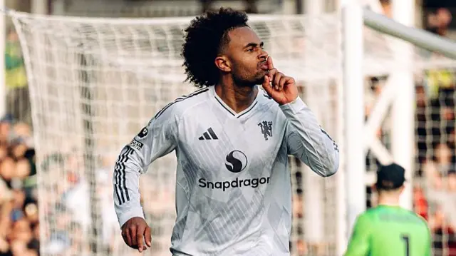 Joshua Zirkzee shushes the fans