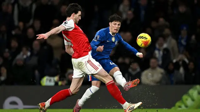Alejandro Garnacho shoots past Declan Rice