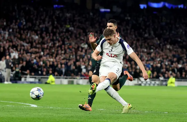 Micky van de Ven goal