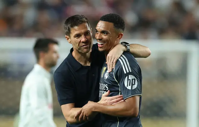Xabi Alonso huggin Trent Alexander-Arnold