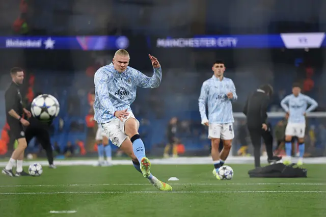 Erling Haaland of Manchester City warms up