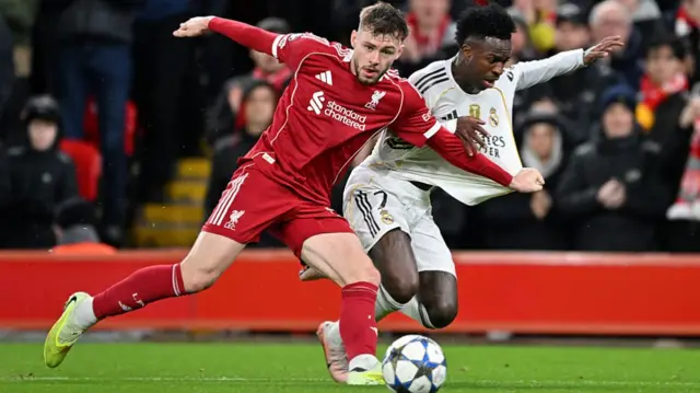 Conor Bradley battles with Vini Jr