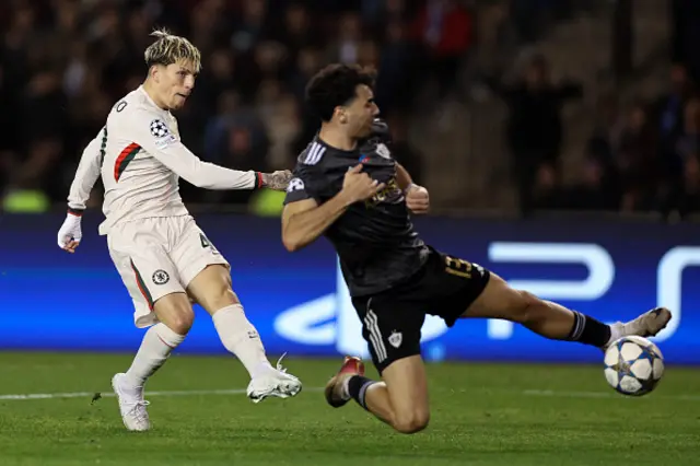 Alejandro Garnacho shoots