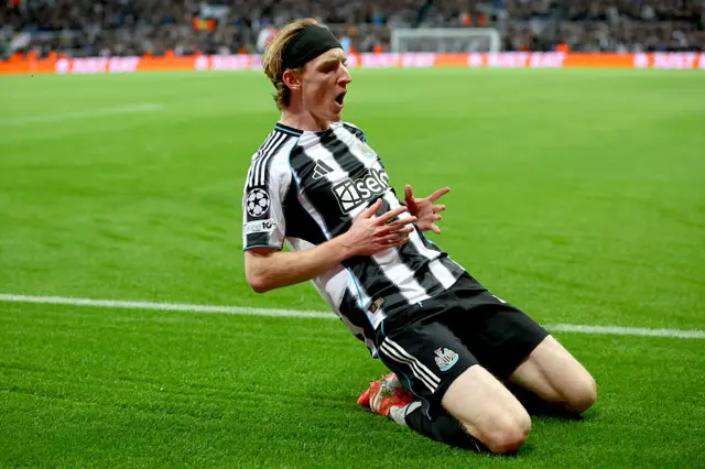 Anthony Gordon knee sliding in Champions League