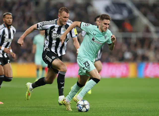 Robert Navarro of Athletic Club runs with the ball whilst under pressure from Dan Burn