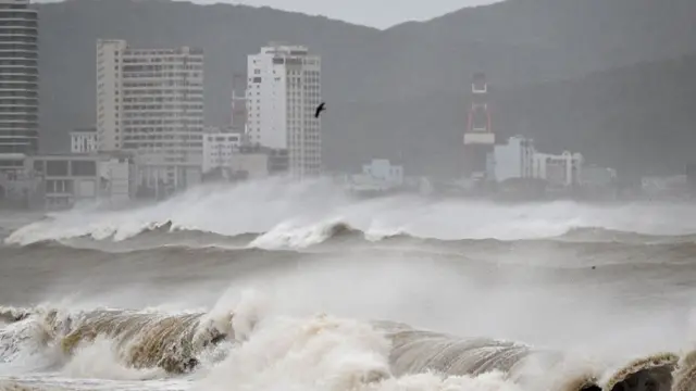 Waves crash onto Quy Nhon beach as Typhoon Kalmaegi heads for central Vietnam