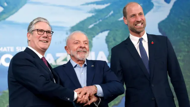 Brazilian President Luiz Inacio Lula da Silva (C) poses alongside UK Prime Minister Keir Starmer (L) and Prince William, Prince of Wales, during the opening of the COP30 leaders' summit at the Hangar Convention Center