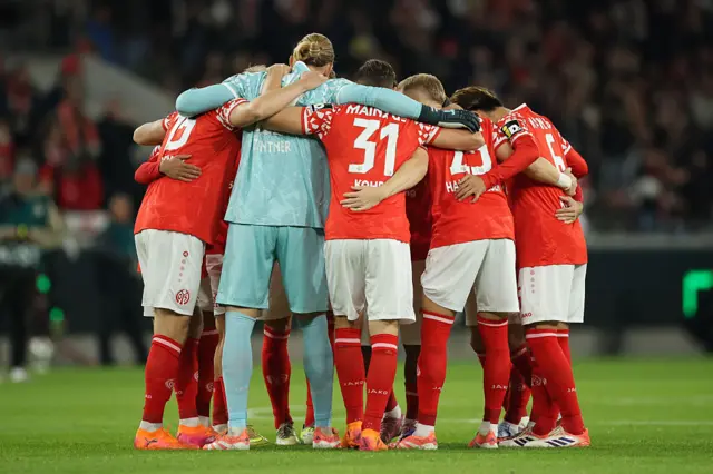 Players of Mainz huddle prior