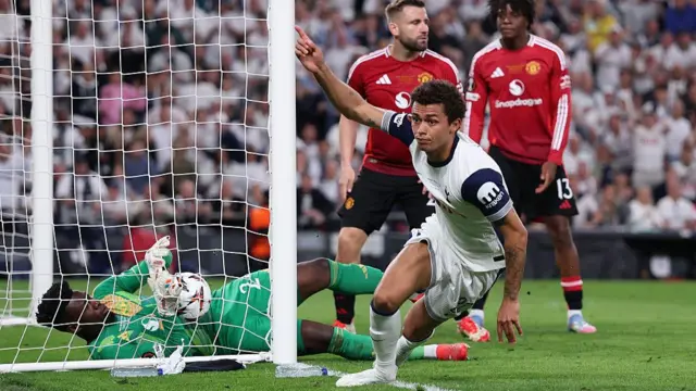 Brennan Johnson of Tottenham Hotspur scores his team's first goal past Andre Onana of Manchester United